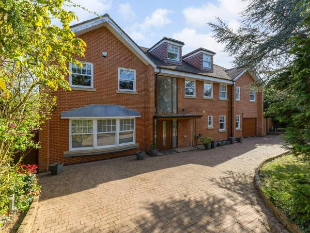 House for sale in Little Stanmore, Greater London