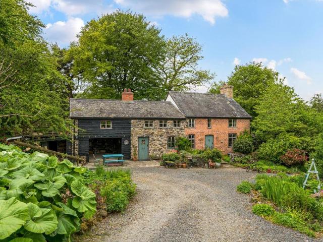 House for sale in Llanerfyl, Wales