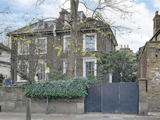 House for sale in East Greenwich, Greater London