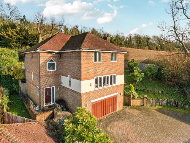 House for sale in Hillview, Surrey