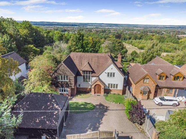 House for sale in Aston Clinton, Buckinghamshire