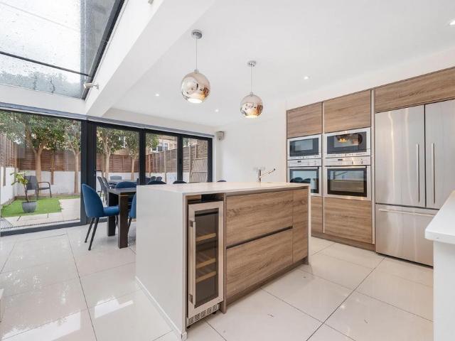 House for sale in Stockwell Park, Greater London