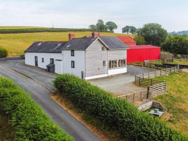 House for sale in Llangyniew, Wales