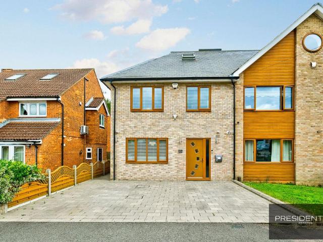 House for sale in Chigwell, Epping