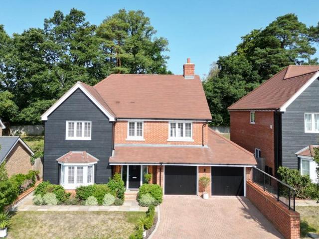 House for sale in Boundstone, Waverley