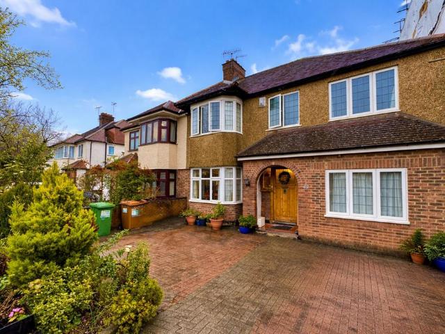 House for sale in Little Stanmore, Greater London