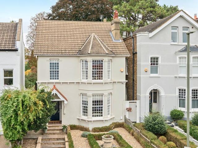House for sale in Woodcote, Epsom
