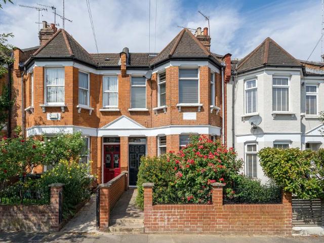 House for sale in Colney Hatch, Greater London
