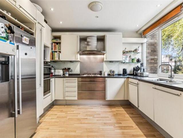 House for sale in Cat Hill