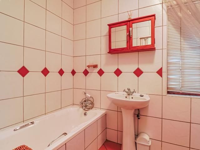 House for sale in Hartbeespoort Dam Nature Reserve, North West