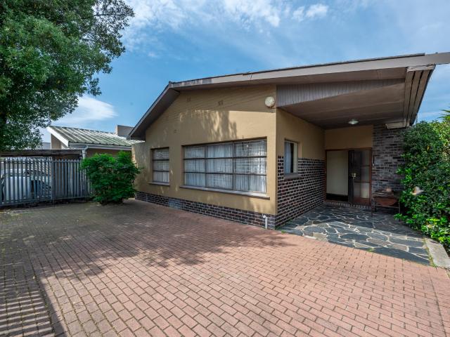 House for sale in Boston, Bellville