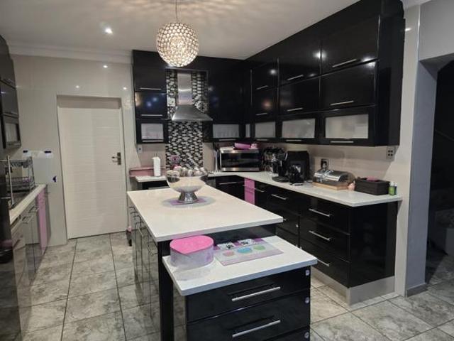 House for sale in Hartbeespoort Dam Nature Reserve, North West