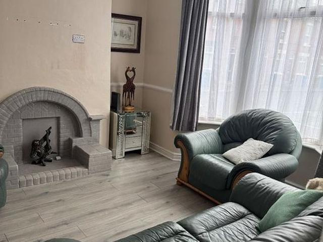 House for rent in Elm Park, Calderstones