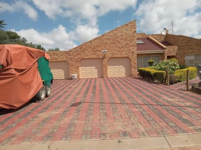 House for sale in Mahikeng Local Municipality, Ngaka Modiri Molema District Municipality