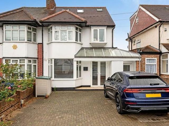 House for rent in Stonecot, Greater London