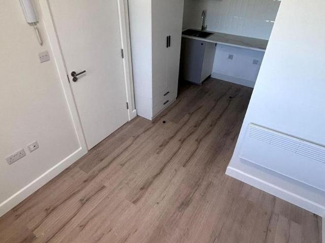 House for rent in Summerstown, Greater London