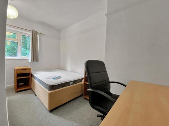 Room for rent in Gipsy Lane Estate, The Slade