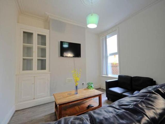 Room for rent in Kensington, Calderstones