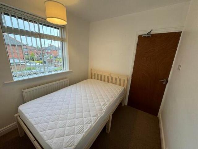 Room for rent in South Lane, West Yorkshire