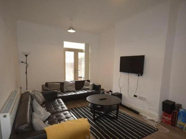 House for rent in Calderstones