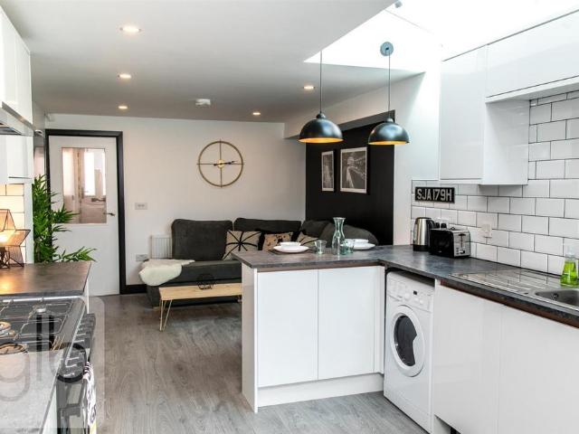 Room for sale in Ball Hill, West Midlands