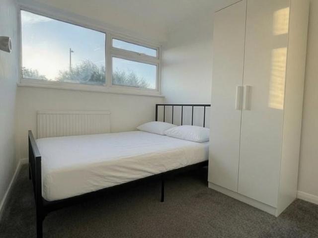 Room for rent in Elm Park, Greater London