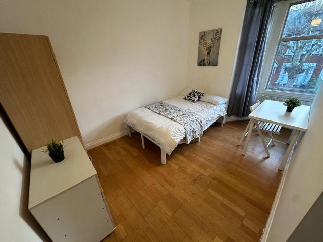 Room for rent in N2, Cat Hill