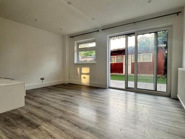 Room for rent in Elm Park, Greater London