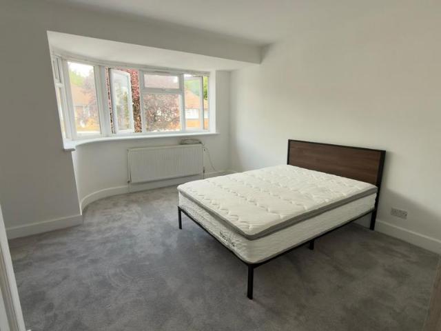 Room for rent in Little Stanmore, Greater London
