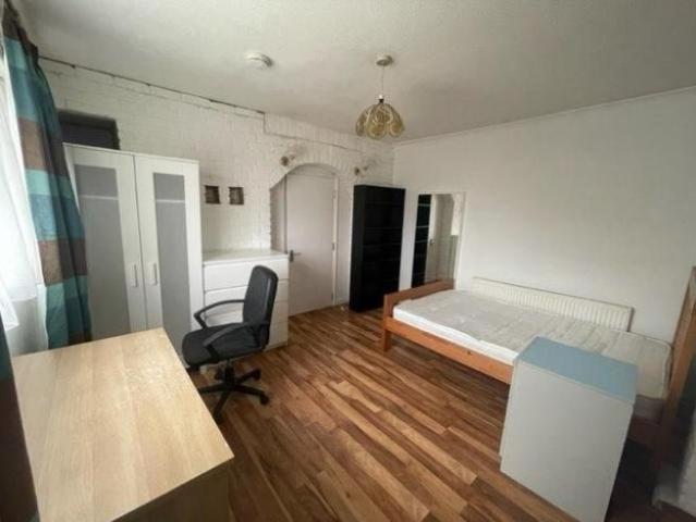 Room for rent in Hales Place, The Bridge