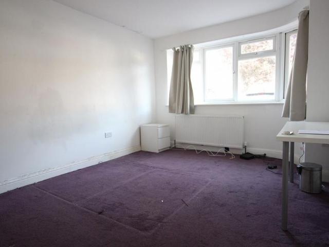 Room for rent in Little Stanmore, Greater London