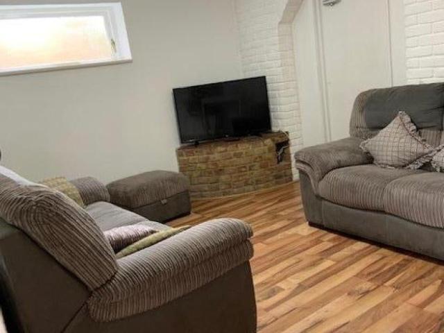 Room for rent in Hales Place, The Bridge