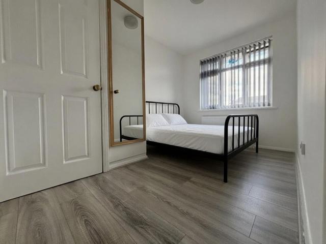 Room for rent in Elm Park, Greater London