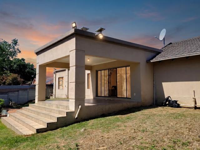 House for rent in Johannesburg Ward 126, Roodepoort