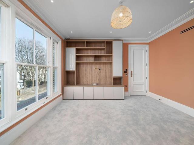 House for rent in Royal Borough of Kensington and Chelsea, Greater London