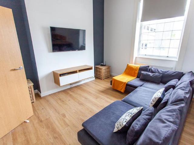 House for rent in Calderstones