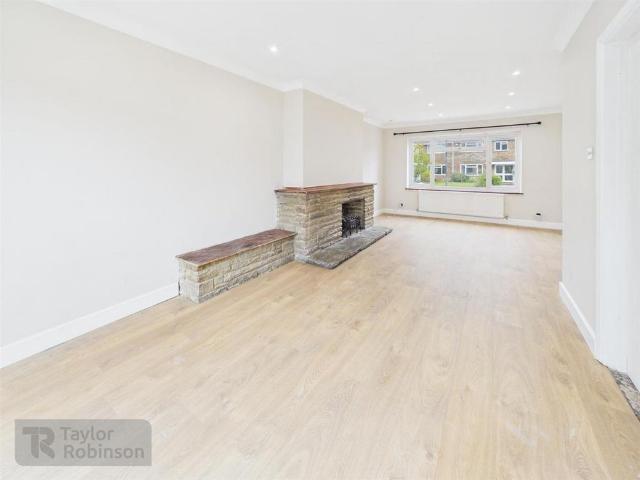 House for rent in Furnace Green, Crawley