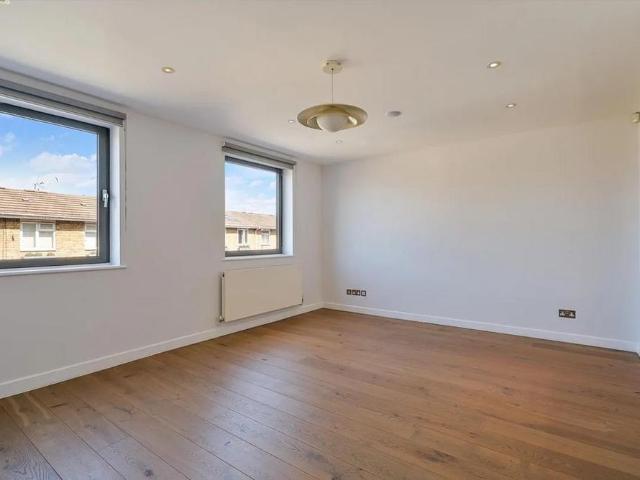 House for rent in Chalk Farm, Cat Hill