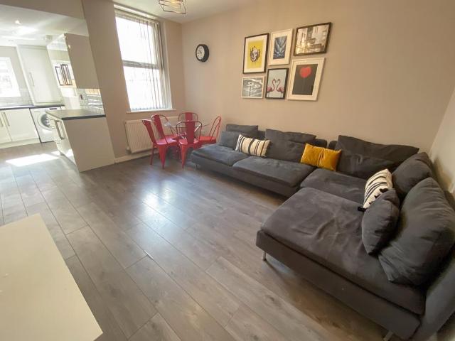 House for rent in Elm Park, Calderstones