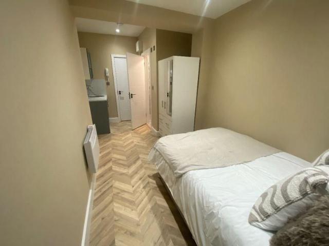House for rent in Harmondsworth, Greater London
