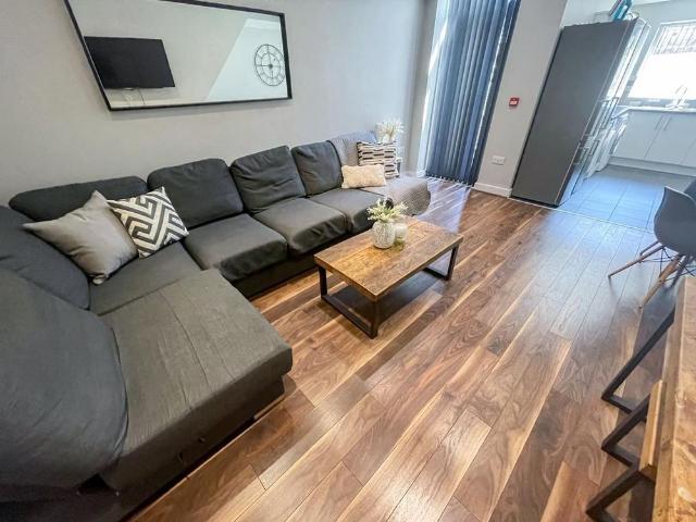 House for rent in Elm Park, Calderstones