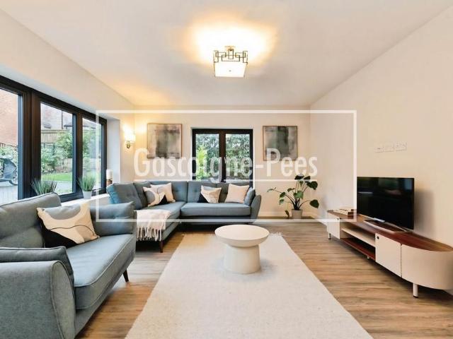House for rent in Pachesham Park, Surrey