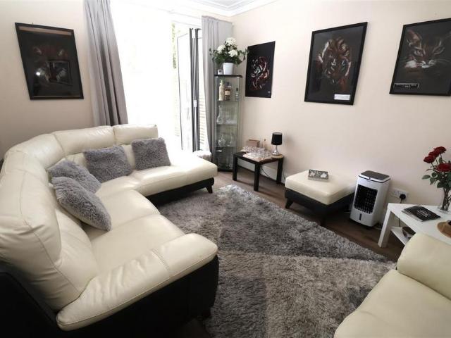 House for rent in Royal Borough of Kensington and Chelsea, Greater London