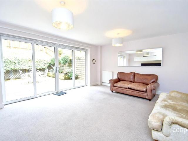 Townhouse for rent in Greater London