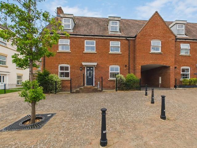 House for sale in Manor Estate, Pouchen End