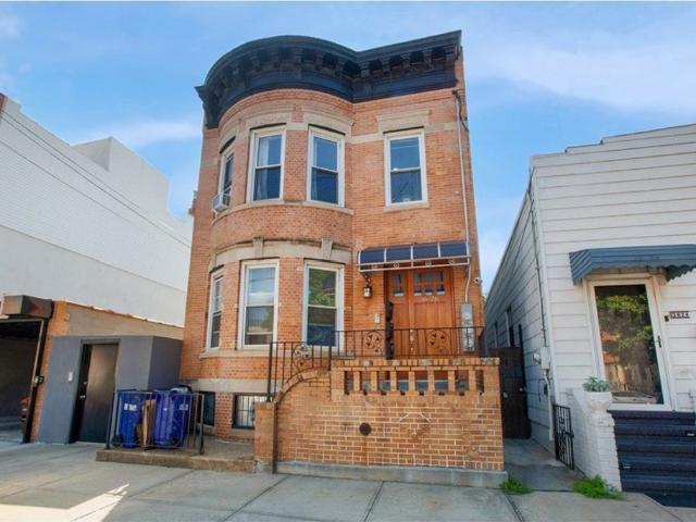 Townhouse for sale in Queensbridge, New York