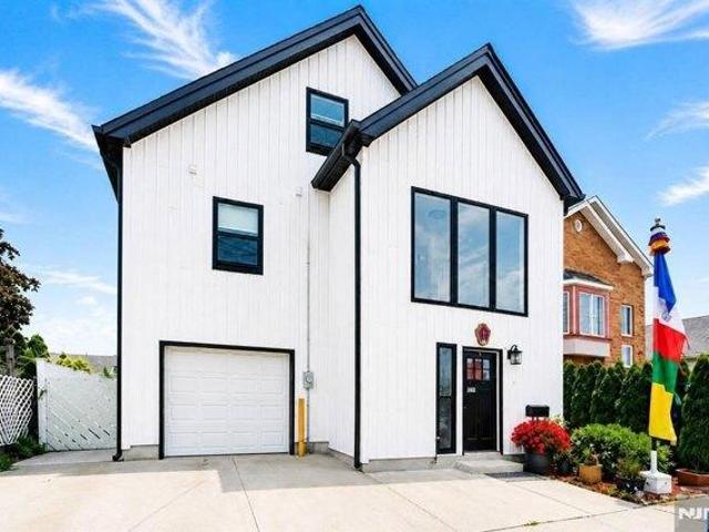 House for sale in Lyndhurst, New Jersey