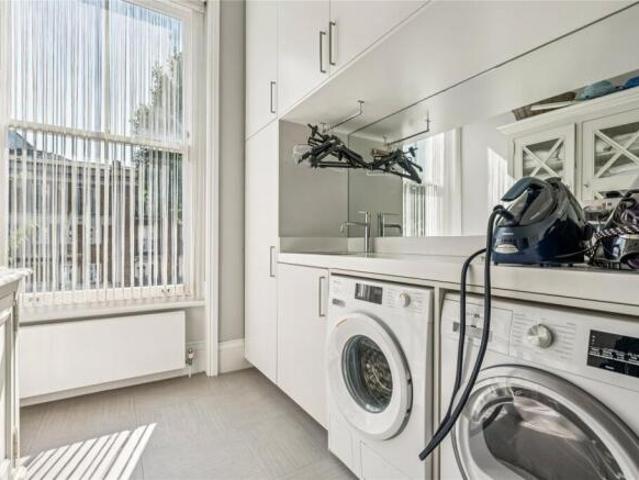 Maisonette for rent in Cat Hill