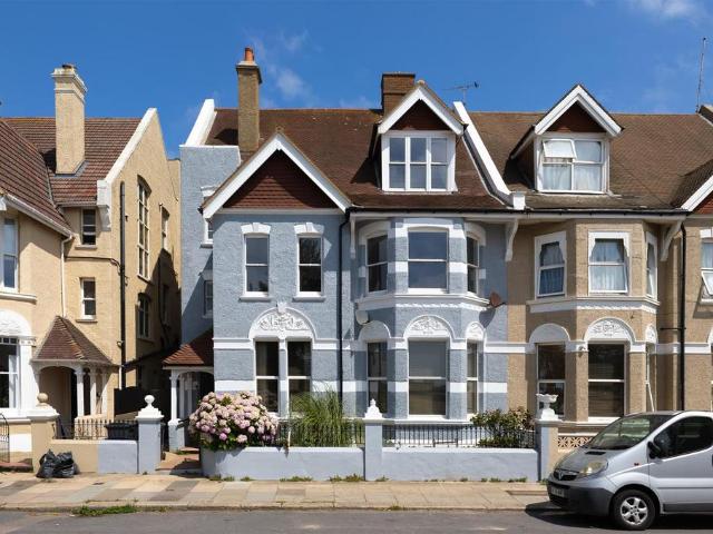 Flat for sale in West Marina, Guestling Green