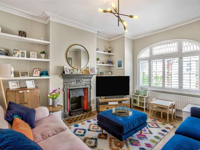 Flat for sale in Furzedown, Greater London